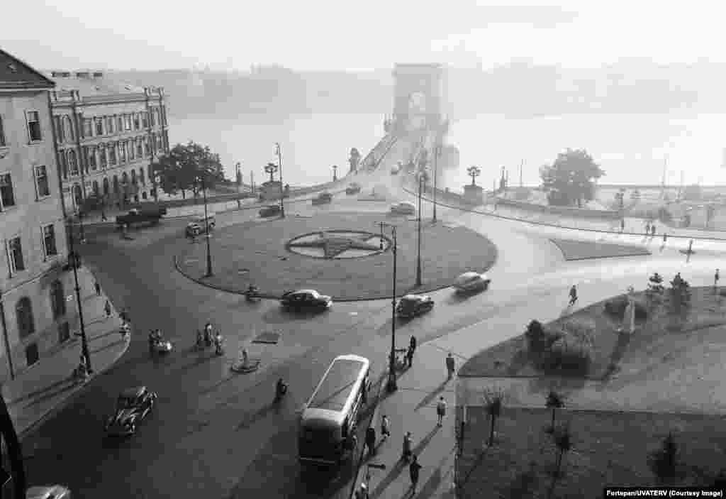 Steaua cu cinci colțuri desenată cu flori roșii lângă podul cu lanțuri Szechenyi din Budapesta, în 1954. &nbsp;