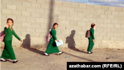 Школьницы, Туркменистан. 