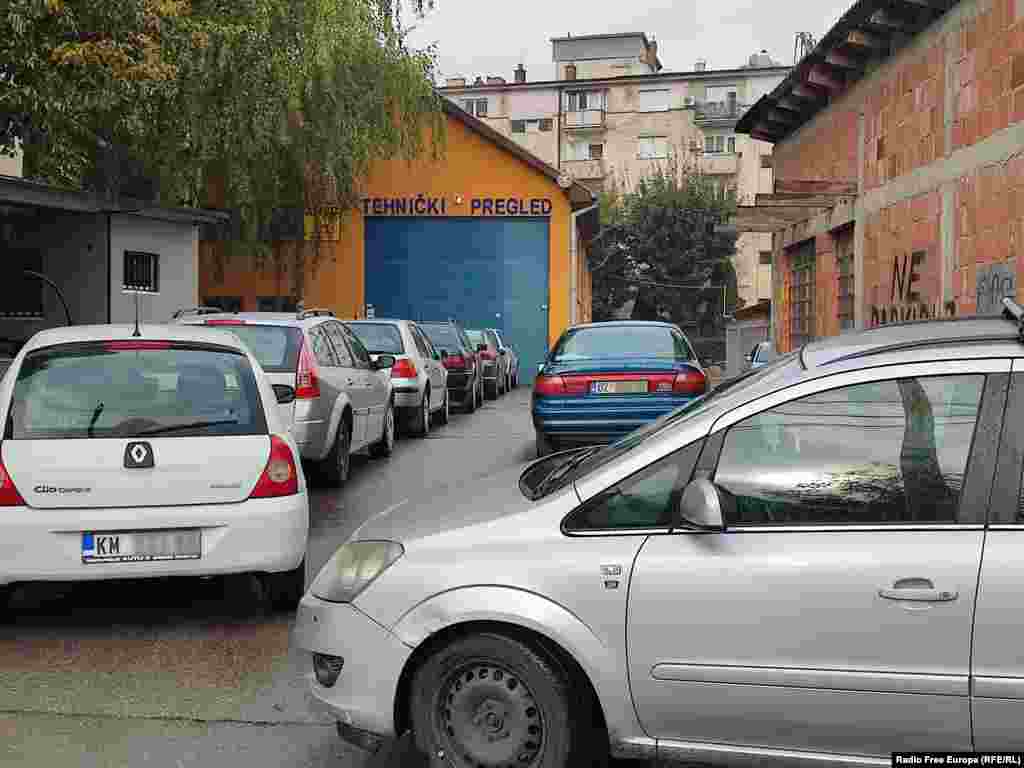 КОСОВО -&nbsp;Околу 180 сопственици на возила со српски регистарски таблици ги пререгистрираа возилата до 12 часот денеска (2 ноември), потврди заменик-директорот на полицијата за северот на Косово, Ветон Елшани, за Радио Слободна Европа.
