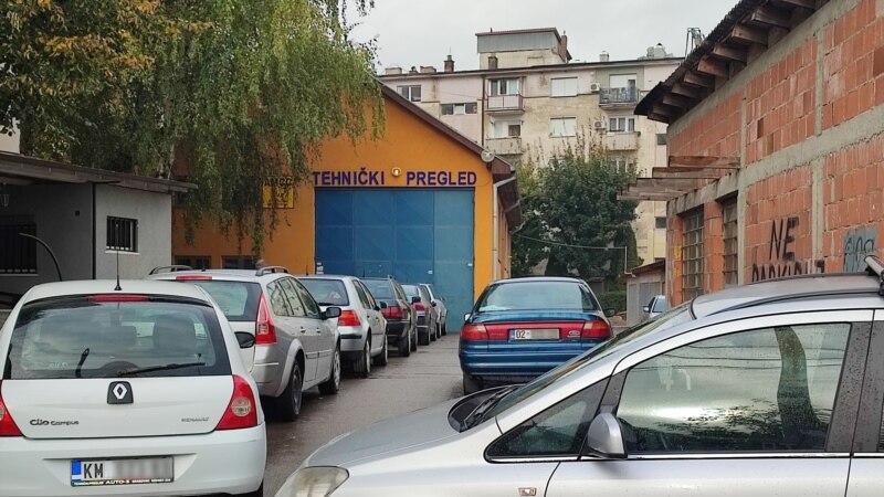 Red ispred centra za registraciju automobila na severu Kosova