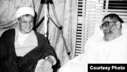Рафсанджани (вляво), президент на Иран по това време, се среща с Али Хаменей след операцията на простата му. Снимката е от 1991 г.