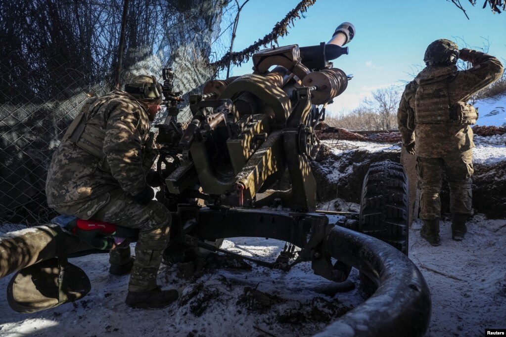 Anëtarët e shërbimit ukrainas të brigadës së 79-të duke qëlluar me një obus L119 drejt trupave ruse, pranë qytetit të vijës së parë të frontit, Marinka, në rajonin e Donjeckut, Ukrainë, 12 janar 2024.
