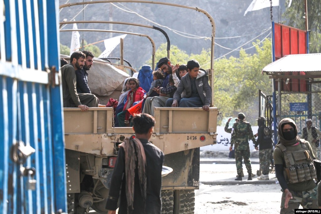 Gli afghani – alcuni con solo i vestiti addosso – arrivano in Afghanistan dopo aver attraversato il confine a Torkham il 4 novembre. Il governo talebano a corto di soldi, che è soggetto a sanzioni internazionali, sta lottando per assorbire i rifugiati che ritornano.   