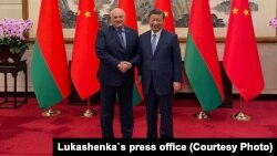 Belarusyň lideri Aleksandr Lukaşenka (sagda) Hytaýyň prezidenti Si Szinping bilen Pekinde 