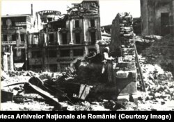 Ruinele unor clădiri din București în urma bombardamentelor anglo-americane din aprilie 1944.