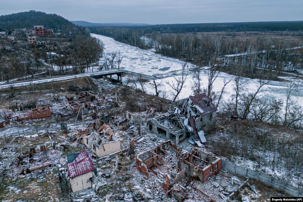 Shtëpitë e shkatërruara nga forcat ruse shihen nga lart, pranë urës së hedhur në erë përgjatë lumit Siverski-Donets në fshatin e çliruar Bogorodihnje, Ukrainë, 13 janar 2023.