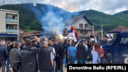 Protestuesit serbë në Zubin Potok duke ndezur fishekzjarrë. 29 maj 2023
