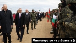Зам.- генералният секретар на НАТО Мирча Джоана (вляво), премиерът Николай Денков и военният министър Тодор Тагарев присъстваха на демонстрация на полигона "Ново село".