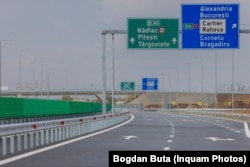 Şoferii din România s-au obişnuit ca adeseori, după doar câteva minute să fie nevoiţi să coboare de pe autostradă, întrucât proiectele nu sunt gata în întregime. În România sunt în prezent 1.075 de km de autostrăzi şi drumuri expres.