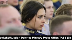 Молода жінка на зустрічі очільника РФ Володимира Путіна з випускниками вищих військових навчальних закладів. Москва, 2023 рік