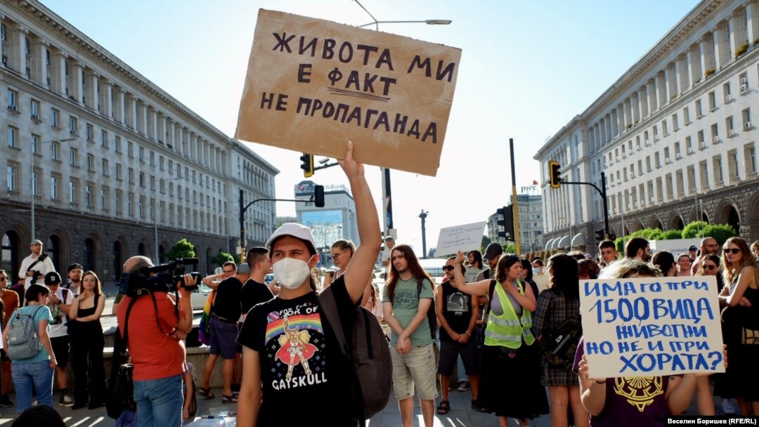 Демонстрант во Софија против амандманите со кои се забранува ЛГБТ „пропагандата“ во училиштата држи натпис: „Мојот живот е факт, а не пропаганда“.