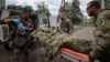Военни парамедици лекуват ранен украински военен на фона на руското нападение близо до град Вовчанск в Харковска област