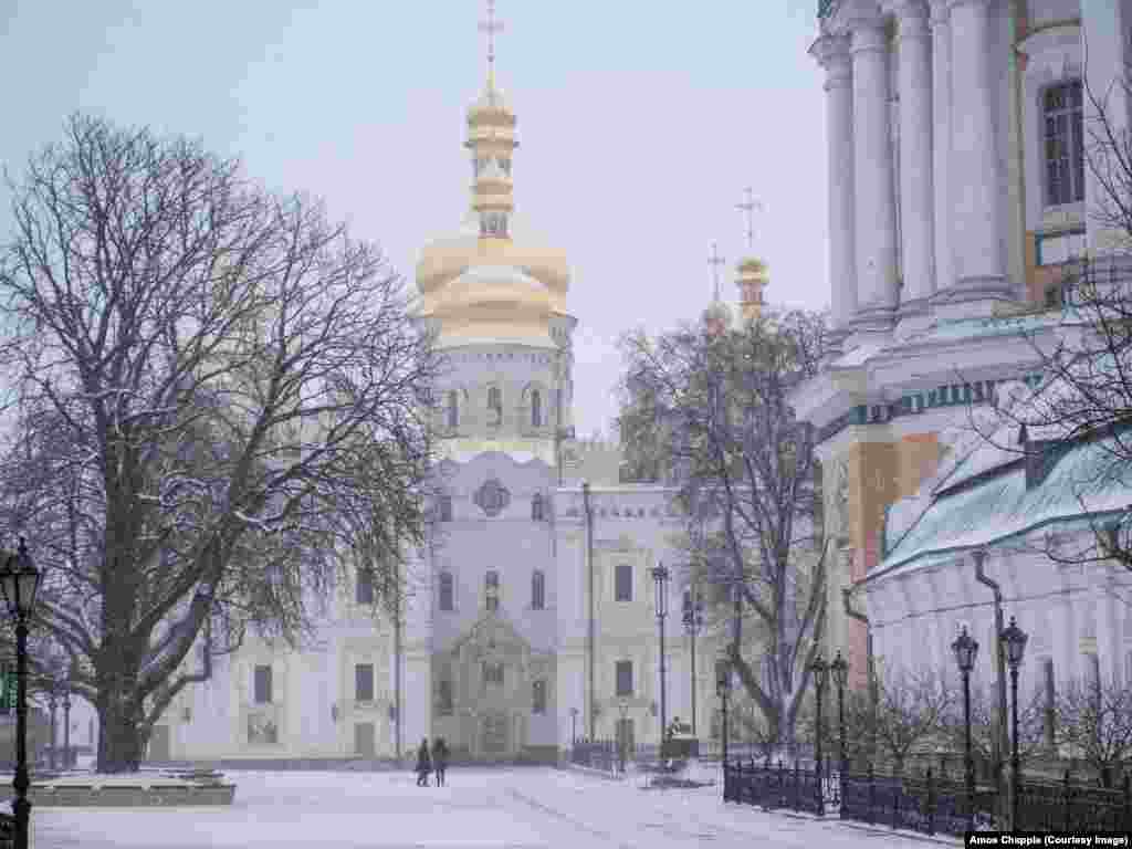 Pasi Ukraina fitoi pavarësinë më 1991, Katedralja e Fjetjes (foto e bërë më 2008) u rindërtua për festimet e ditës së pavarësisë së Ukrainës në vitin 2000. Manastiri funksiononte nën autoritetin e degës së Kishës Ortodokse të Ukrainës, e lidhur me Moskën. Ajo degë njoftoi se do të prishte të gjitha lidhjet me autoritetet fetare ruse në maj të vitit të kaluar pasi Patriarku Kirill i Moskës shprehu vazhdimisht mbështetje për pushtimin rus të Ukrainës në vitin 2022. Kritikët, megjithatë, thonë se këto lëvizje nuk e kanë ndryshuar statusin kanonik të kishës dhe kështu janë të parëndësishme.