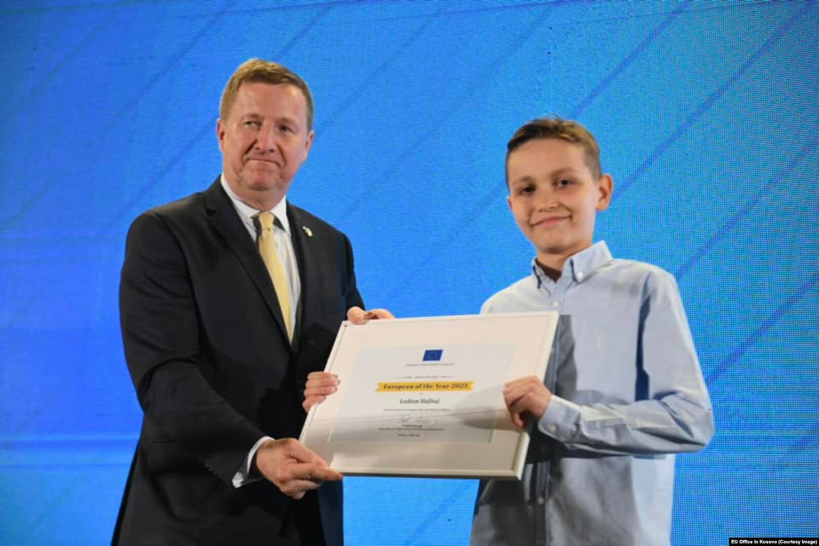 Ledion Halitaj duke pranuar çmimin "Evropiani i Vitit" nga ambasadori i BE-së në Kosovë, Tomas Szunyog.