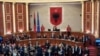 Deputetët e opozitës duke e bllokuar foltoren e Kuvendit të Shqipërisë ku duhej të mbante fjalim përshëndetës presidenti shqiptar Bajram Begaj në hapje të sesionit pranveror të Kuvendit, 15 janar 2024.