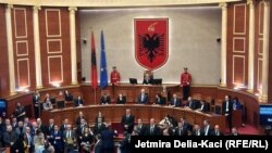 Deputetët e opozitës duke e bllokuar foltoren e Kuvendit të Shqipërisë ku duhej të mbante fjalim përshëndetës presidenti shqiptar Bajram Begaj në hapje të sesionit pranveror të Kuvendit, 15 janar 2024.