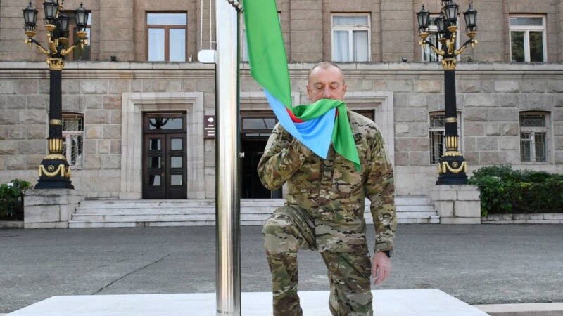 Илхам Алиев Тоолуу Карабакта азери туусун көтөрдү