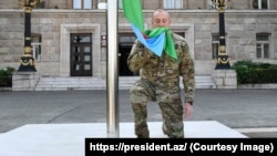 Președintele Azerbaidjanului, Ilham Aliyev, ridică drapelul național la Xankendi, la 15 octombrie.