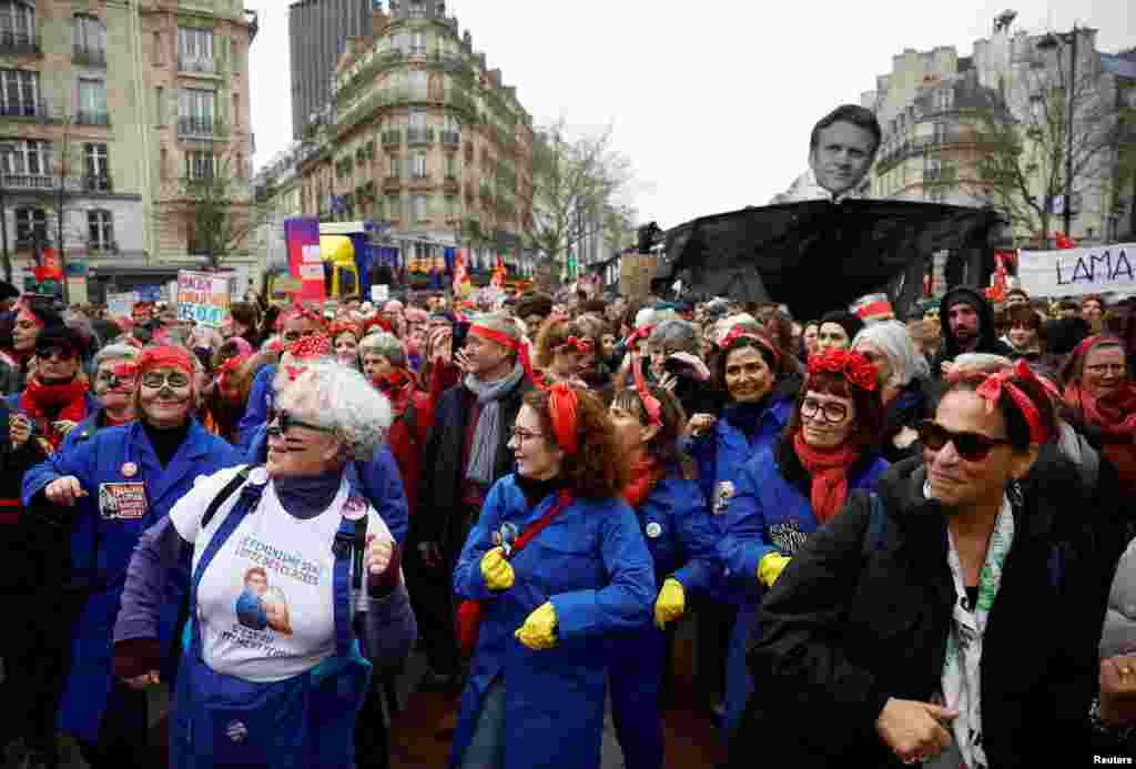 ФРАНЦИЈА -&nbsp;Во Франција за денеска се најавени повторно масовни штрајкови за време на седница на на која ќе се усогласува текстот за новата пензиска реформа меѓу пратениците и сенаторите, пред утре таа да се испрати на гласање во двата дома на Францускиот Парламент. Бидејќи законот влегува во завршна фаза, синдикатите најавија нов обид да извршат притисок врз владата и пратениците да го отфрлат предлогот за зголемување на старосната граница за пензионирање од 62 на 64 години.