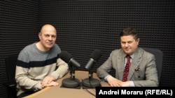 Jurnalistul Eugen Urușciuc și directorul Întreprinderii de Stat „Calea Ferată din Moldova”Oleg Tofilat