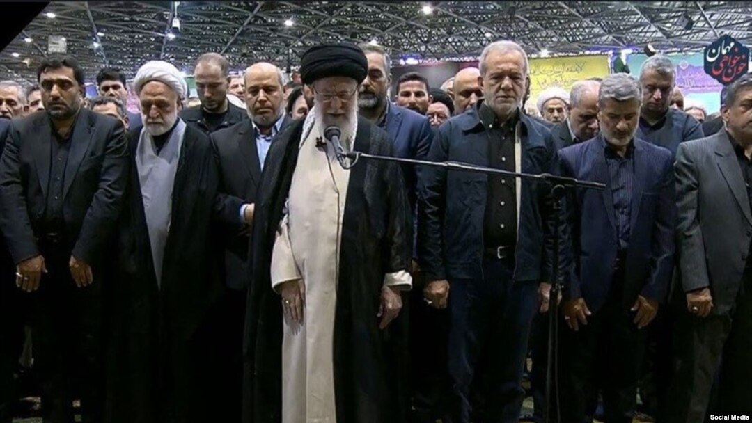Liderul suprem Ayatollah Ali Khamenei conduce rugăciunile la căpătâiul liderului politic Hamas Ismail Haniyeh, ucis miercuri dimineață la Teheran.