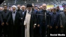 Liderul suprem Ayatollah Ali Khamenei conduce rugăciunile la căpătâiul liderului politic Hamas Ismail Haniyeh, ucis miercuri dimineață la Teheran.