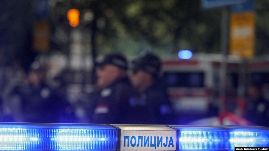 Србија, Белград -- Полицијата ја обезбедува областа откако момче отвори оган врз други ученици и вработени во училиште во центарот на Белград, 3 мај 2023 година