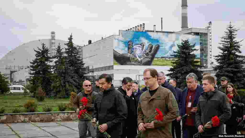Ruszlan Sztrilec ukrán környezetvédelmi miniszter (középen, szemüvegben) és más tisztviselők részvételével tartottak megemlékezést a csernobili erőműben április 26-án, a világ legsúlyosabb polgári nukleáris balesetének 37. évfordulója alkalmából. A leszerelt erőművet a megszálló orosz erők több mint egy hónapig tartották megszállva, mielőtt 2022. március végén kivonultak