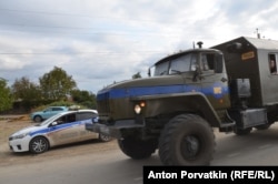Машина армянской полиции и грузовик российских миротворцев в Корнидзоре