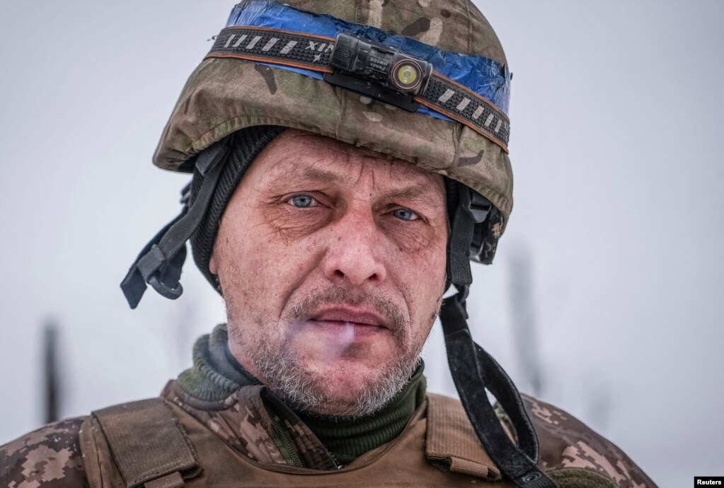 Një ushtarak ukrainas i brigadës së 92-të me shenjën e thirrjes "Diak" 43, qëndron në një pozicion pranë Bahmutit 10 janar 2024.