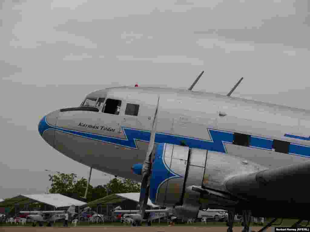 Avionul&nbsp;Lisunov Li-2, fabricat în Uniunea Sovietică, înainte de jumătatea secolului trecut, a fost prezent la BIAS. Acesta a jucat un rol important în&nbsp;timpul celui de-Al Doilea Război Mondial, după care a fost introdus în flotele companiilor aeriene.&nbsp; &nbsp;