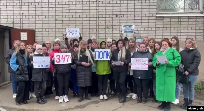 Fotografi e nxjerr nga videoja e protestës së grave në Çerepovets.