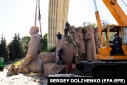 Під час демонтажу пам’ятника Переяславській раді, що був частиною Арки дружби народів і возвеличував міф про нібито возз'єднання українців і росіян. Київ, 30 квітня 2024 року