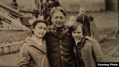 Алекс Рид жалаңаш Лесбиянка арбады