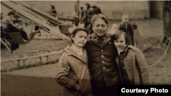 Эта фотография сделана в Венгрии в 1982 году. На ней рядом с отцом стоит 12-летняя Гульнара. И фото, и информация к нему взяты со страницы пользователя по фамилии Ракишева