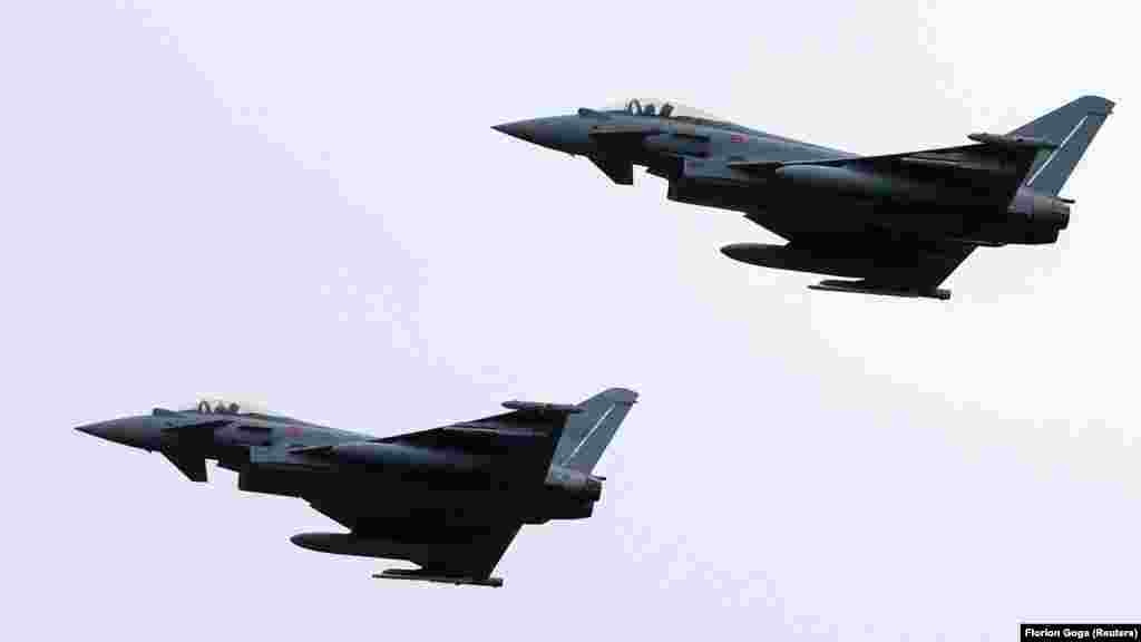 Eurofighter Typhoons izvodi prelet prije slijetanja na novu pistu na ceremoniji koju su posmatrali predstavnici NATO-a i diplomate.