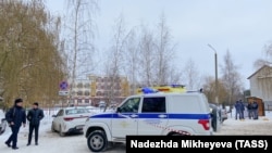 Полиция около гимназии №5 в Брянске
