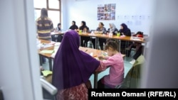Një numër i grave mësojnë të shkruajnë e lexojnë në një qendër të organizatës The Ideas Partnership (TIP) në Fushë Kosovë.