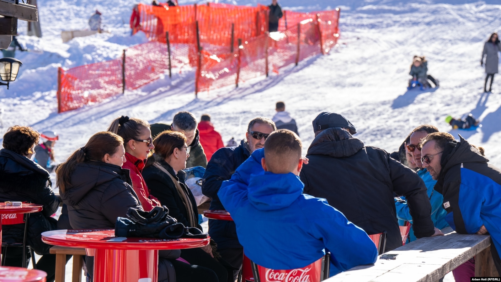 Një grup turistësh shijojnë diellin pranë pistës së skijimit në Bogë.