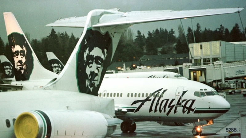 На лайнэры Alaska Airlines падчас палёту адарваліся дзьверы аварыйнага выхаду. Авіякампанія прыпыніла палёты дзясяткаў Boeing 737 MAX 9