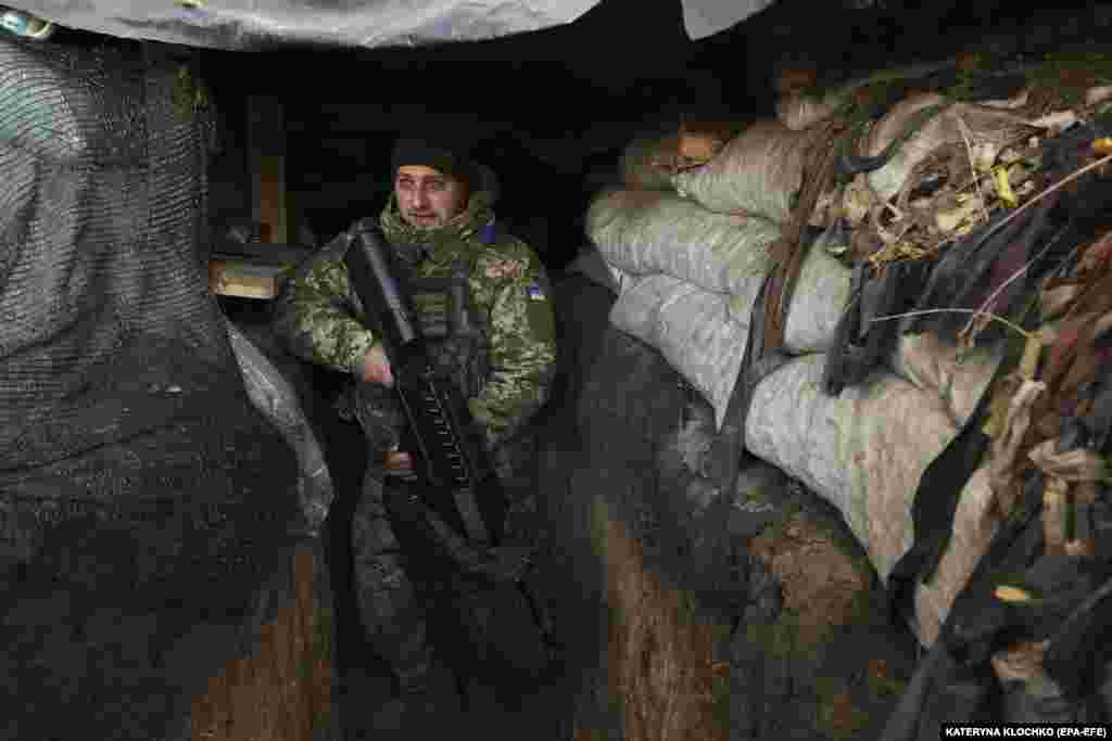 Український військовий із протидроновою рушницею на Запорізькому напрямку