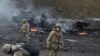 Human Rights Watch afirmă că mai mulți soldați ucraineni care s-au predat au fost uciși, ceea ce constituie o încălcare a Convențiilor de la Geneva.