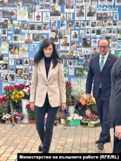 Мария Габриел, външен министър на България, взе участие в церемонията по полагане на венци пред „ Стената в памет на починалите за Украйна “ в Киев. 2 октомври 2023 година 
