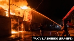 Рятувальники борються з пожежею, яка атаки дронами в Харкові, 4 травня 2024 року 