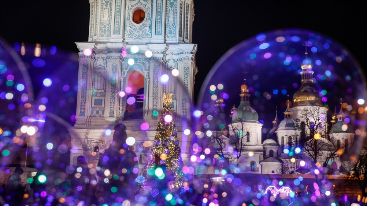 У Києві на Софійській площі засяяла ялинка. Локацію довкола назвали «Хоробрі серця» (фото)