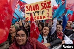 شماری از زنان ترک در تجمع انتخاباتی ششم مه مخالفان دولت
