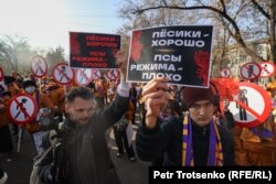 Участники митинга против насилия. Алматы, 26 ноября 2023 года