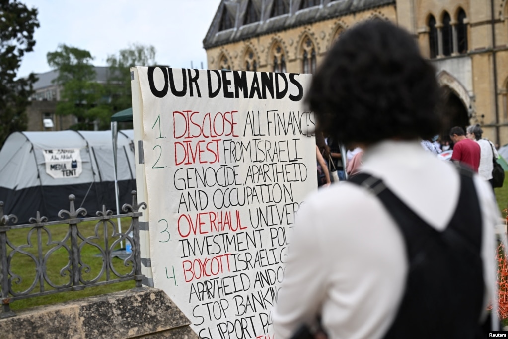Банер представя исканията на протестиращите студенти от университета в Оксфорд, Великобритания, 7 май 2024 г.