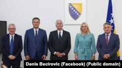 Direktor CIA-e Vilijam Berns (u sredini) s članovima Predsedništva BiH Željkom Komšićem (skroz desno), Željkom Cvijanović (desno) i Denisom Bećirovićem (levo) i američkim ambasadorom u Sarajevu Majklom Marfijem (skroz levo), Sarajevo 20. avgust 2024.