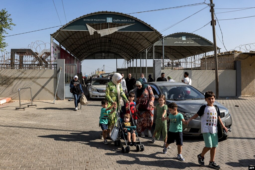 Pas përkeqësimit të rrethanave, 110 persona që kishin pasaporta të huaja dhe të plagosur rëndë u lejuan që të largoheshin nga Gaza të mërkurën, tha Wael Abu Omar, zëdhënës i Autoritetit Palestinez për kalimet kufitare.